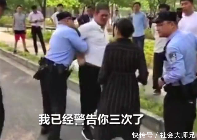 上海男子无照无证驾驶带着妻子一起挑衅抗法 被警察强制执法后老