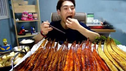韩国大胃王奔驰小哥吃烤鳗鱼条!