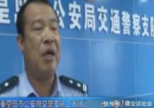 女子驾车未带驾照, 交警扣车遭副驾驶推搡, 官方