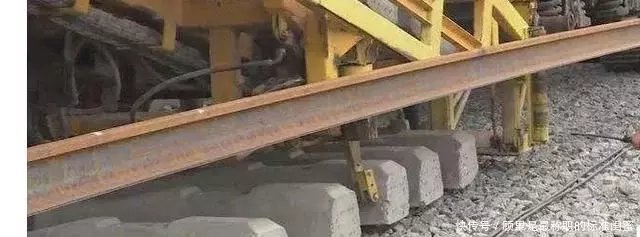 中国直播高铁铺轨过程,美国网友热议:加州独立