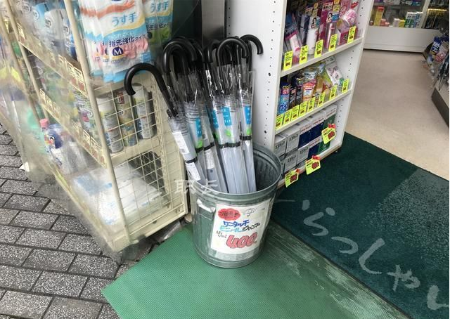 为什么日本的雨伞用完就扔掉?看到满地的垃圾