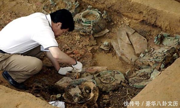考古者发现一古墓,日本人说:给我们一根头发就
