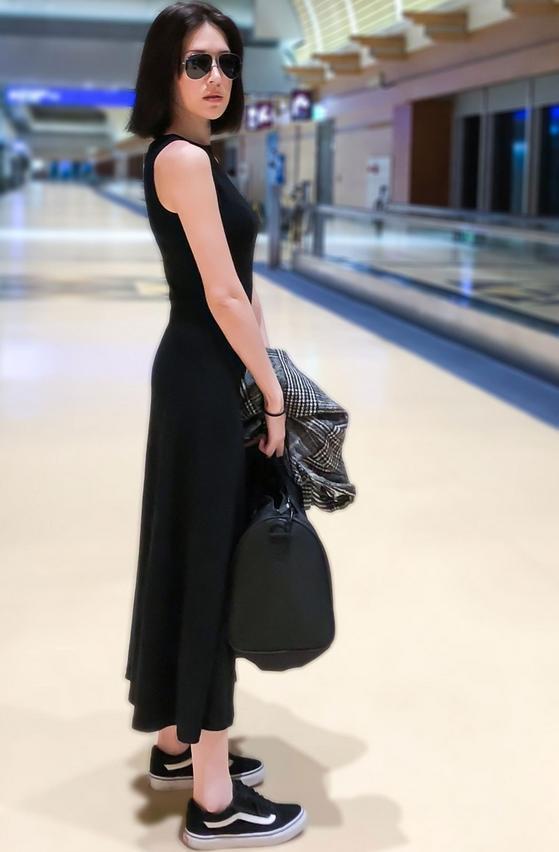 许玮宁一身黑色修身长款连衣裙性感十足,外搭