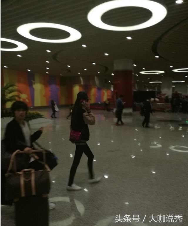 唐嫣厦门探班罗晋,女助理扛行李就是冷漠?我不