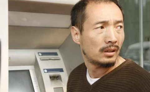 46岁李易祥近照,逆生长越来越年轻,老婆美若天