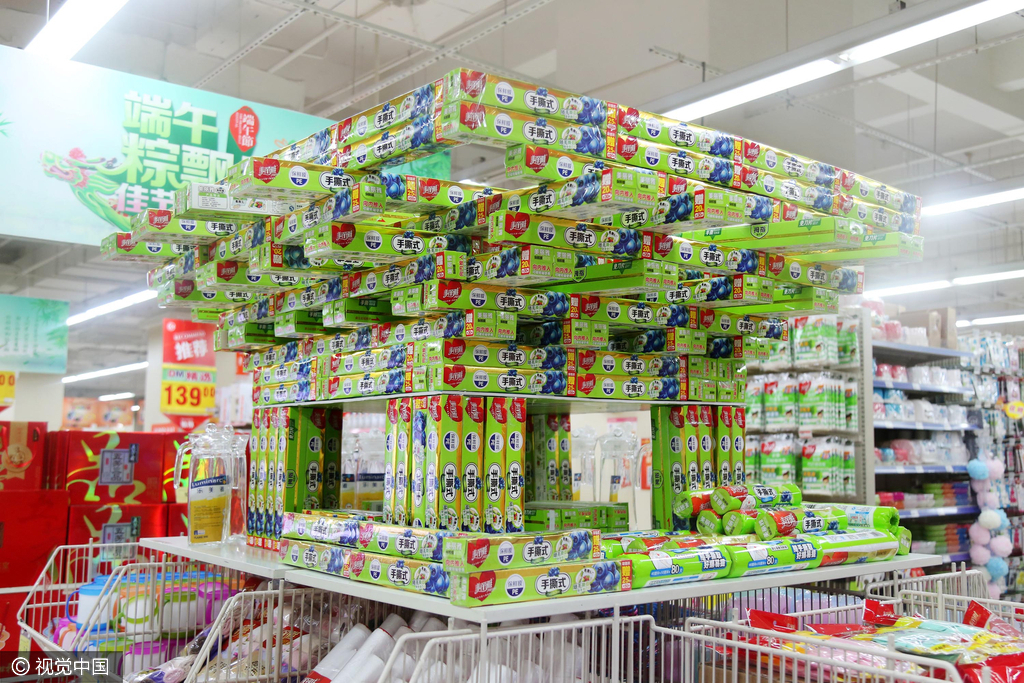 图为超市工作人员用保鲜膜搭建的中国馆.