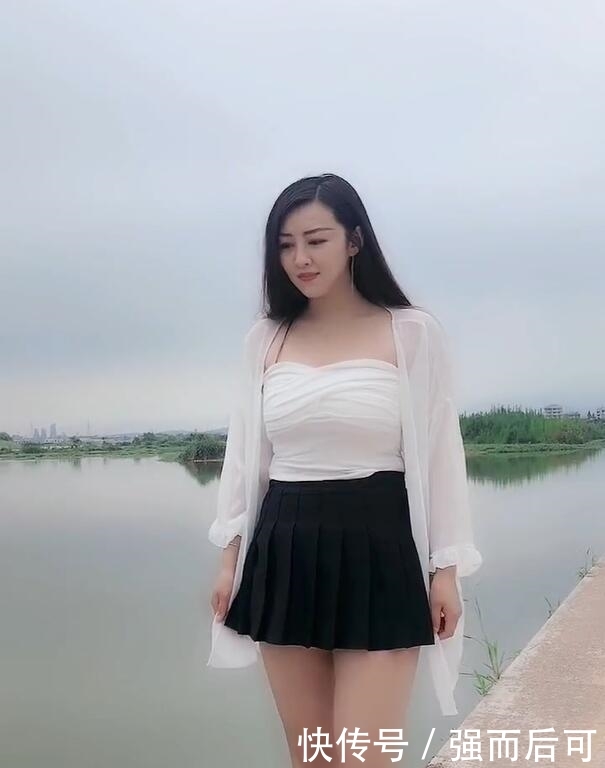 湖边的清新少女,穿搭简约,却不简单的美 亿万先生登录网址