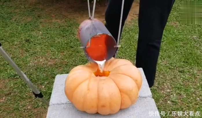 男子700℃高温铝水直接倒入南瓜中,竟然意外弄出来个这玩意!