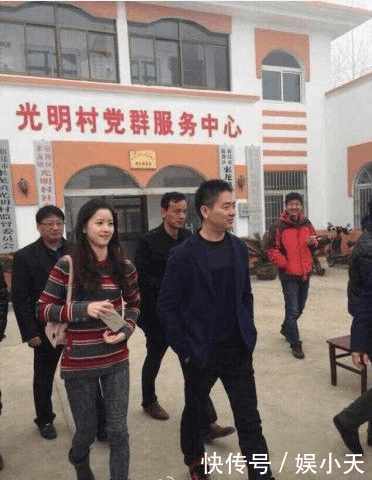 冯小刚带徐帆回老家,刘强东携妻子探亲,这才是