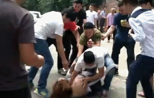 前些天,她去清远参加自己好朋友的婚礼,做伴娘,然而,中午接过新娘后