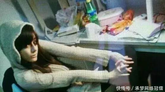 明星顶着爆炸头的非主流时期 迪丽热巴暗黑的