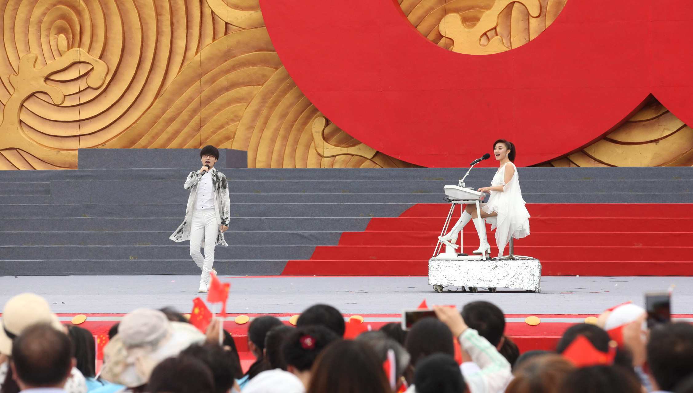 组图：玖月奇迹现身央视心连心慰问演出献唱《中国美》