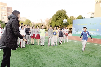 国足球星与久隆学子共享快乐足球