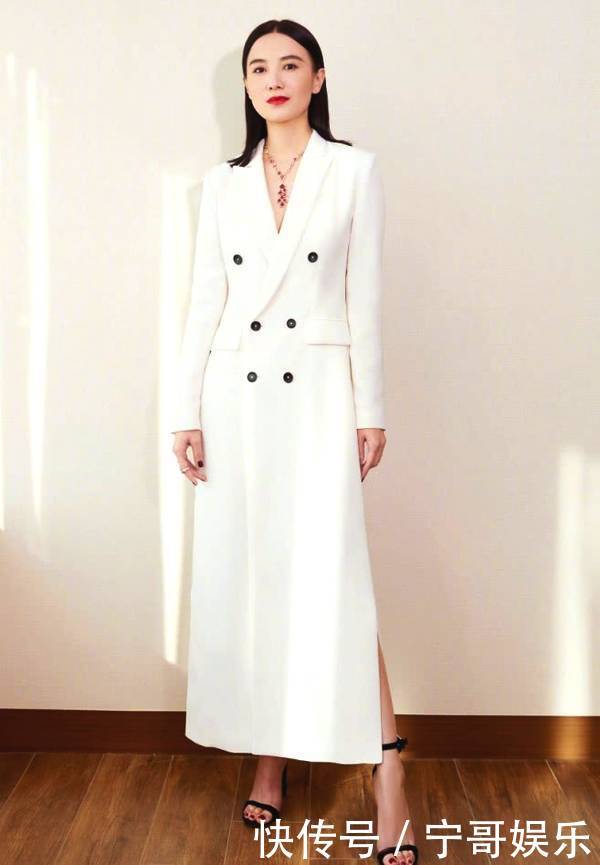 宋佳穿撞色坎肩外套搭配宽松牛仔裤 整体造型