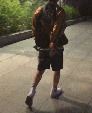 搞笑gif: 兄弟,你这是痔疮犯了吧! - 360娱乐,你开心