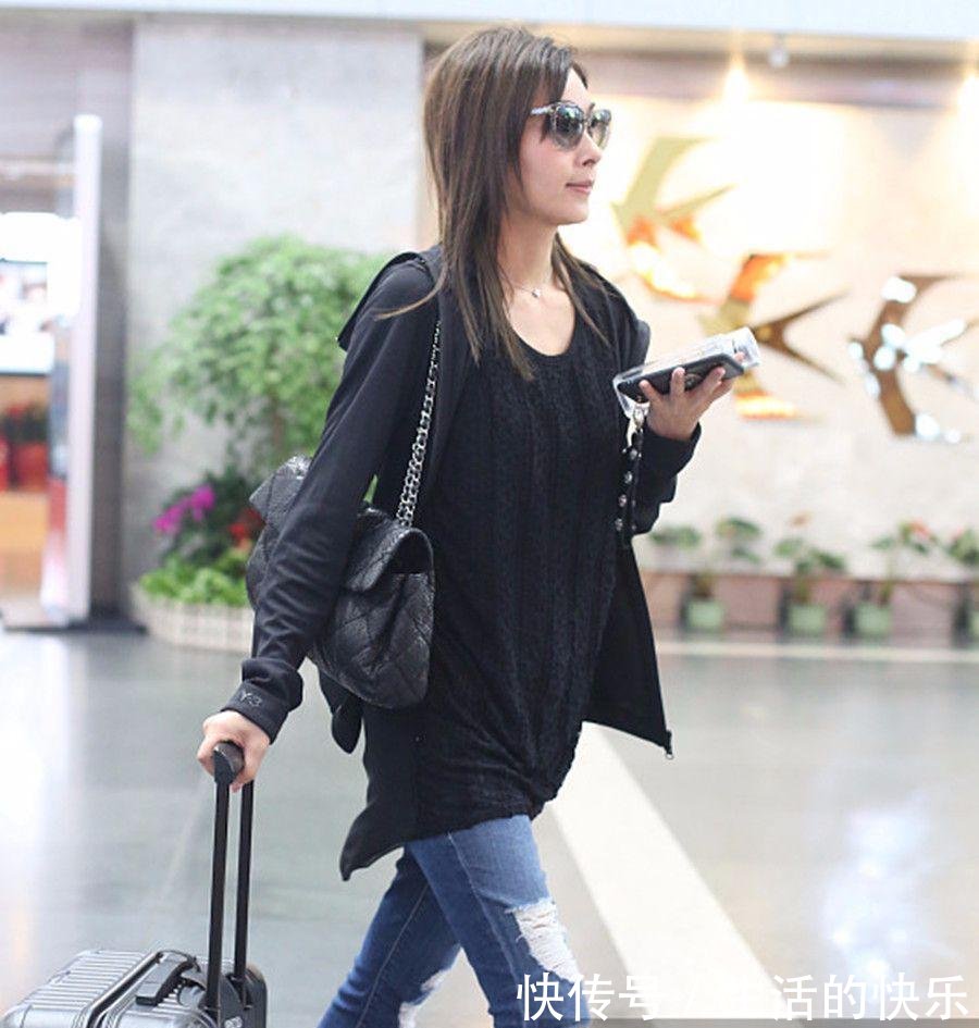 杨恭如穿黑色外套配破洞牛仔裤现身 墨镜遮面