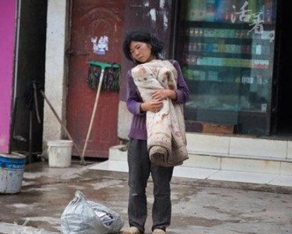 老汉收留傻女人3年,女人天天捡50块,老汉好奇跟踪,看见一幕傻