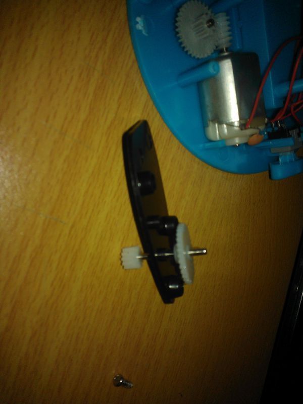 请问怎么计算马达与最上面那个小的齿轮间的传