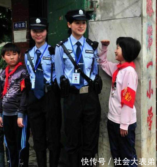 日本23岁女狱警爱上监狱小混混,把审讯室当包间,卿卿我我!