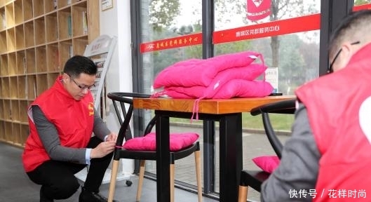 城市书房里,一张椅垫温暖读者