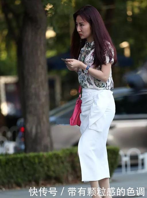 街拍:出水芙蓉的美女,一条白色的连衣裙,时尚气质女性魅力 新永利娱乐首页