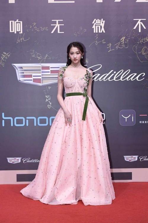 微博之夜,吴磊伸出手扶关晓彤,她的反应却引发