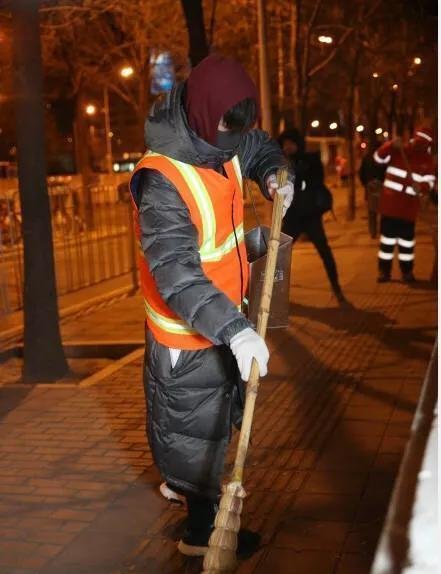 易烊千玺凌晨5点零下十度清扫街道: 第一次感