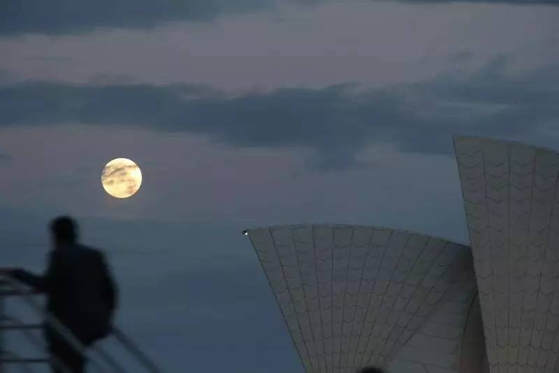 全球各地超级月亮大比拼,新加坡的真令人心塞~