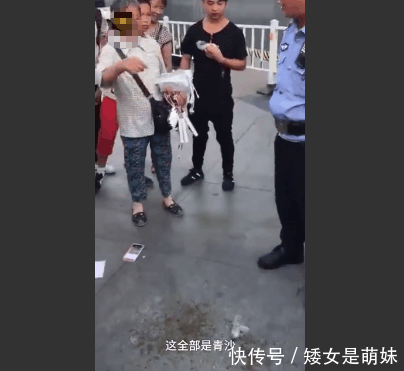 浙江大妈火车站卖充电宝, 民警当场摔烂后, 露馅了