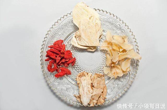 枸杞营养功效这么高,那是直接干吃好,还是用水