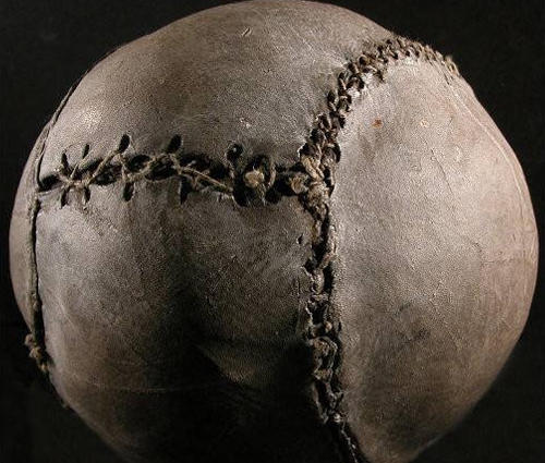 1000年前,英国人砍下敌人脑袋,做1个动作,如今