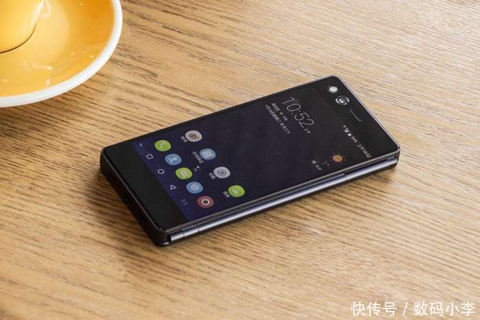 中兴双屏折叠手机正式发布, 看到价格后: 再见!