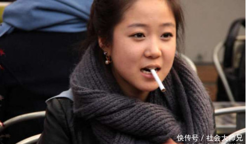 女子上班爱抽烟,被经理罚款1000辞退,回家后收到老板信息傻眼了!