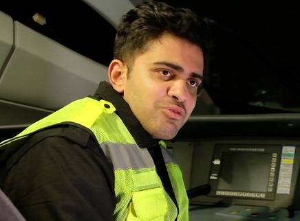 留学生体验武汉高铁夜间修复