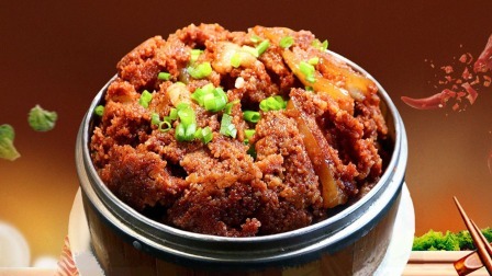 张新成大秀厨艺 湖北年夜饭美食上桌