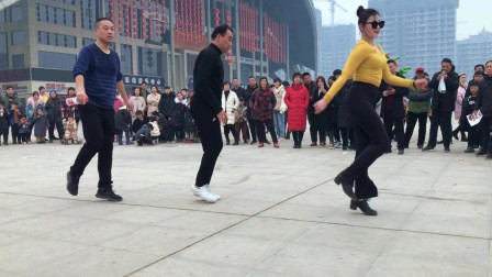 好热闹《两个老哥挑战一女》这女人不按套路跳舞让爷们甘败下风