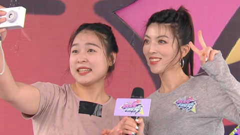 男生女生向前冲第16季 梦琪自带相机登顶打卡 暖心的礼物