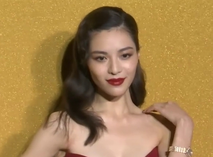 饭爱豆娱乐 钟楚曦李梦深V裙装红毯比美