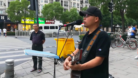唱罢吹灯 流浪歌手街头唱当你老了