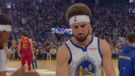 NBA热辣资讯 勇士队开赛前为克莱回归感到高兴！小学生库里举动亮了！