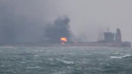 要闻主菜单 东海油轮撞船起火现场曝光
