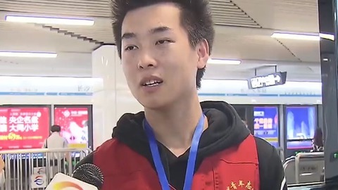 播报多看点 长沙地铁半月相 交警跳东江湖救人