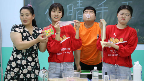 美女家务事 学生比赛泡泡糖做蚕丝泥