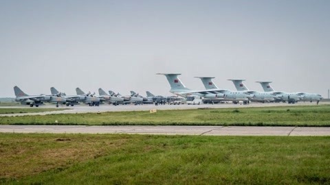 环球火力点 参加航空飞镖赛机群抵俄