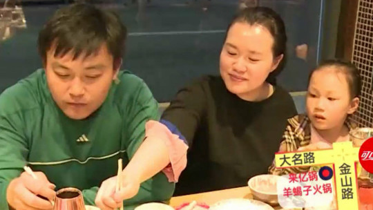 人气美食 宝山超人气面馆 浇头现钞 拌出浓厚美味