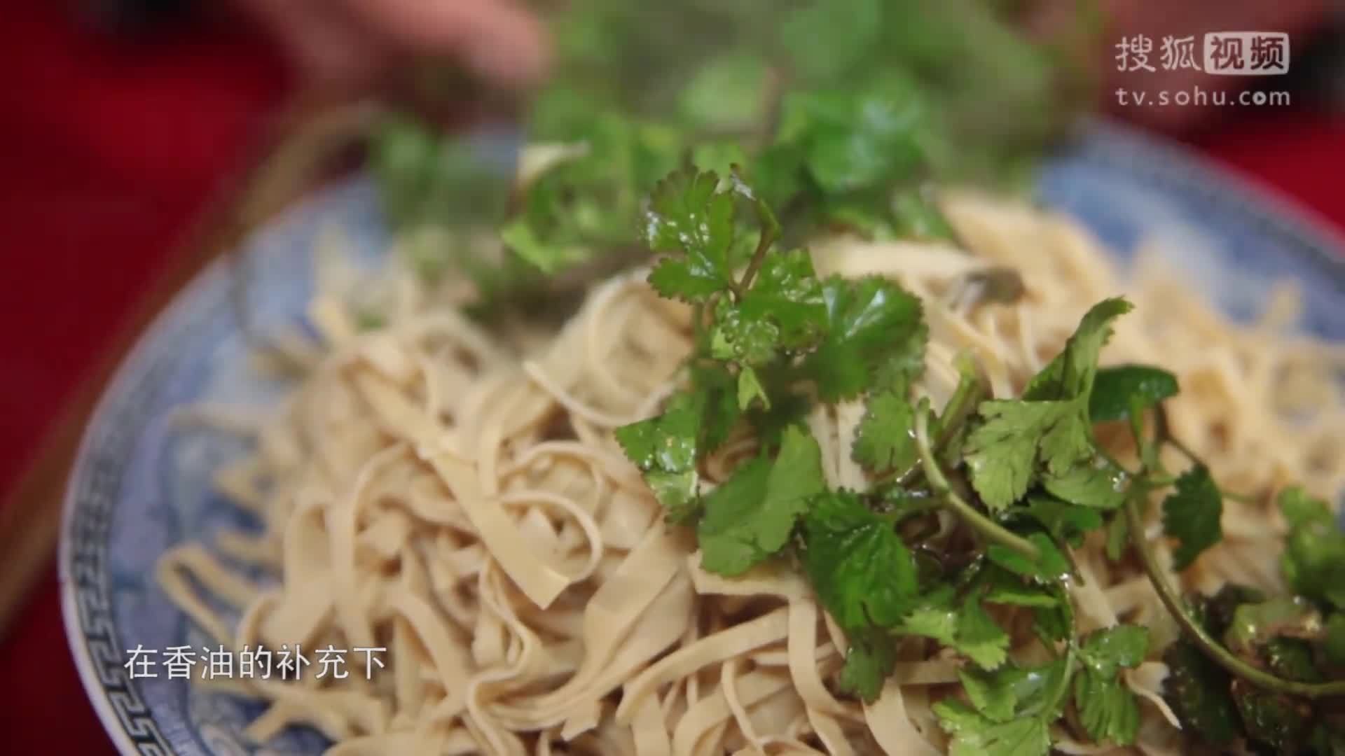 美&middot;食 老人做的香菜拌千张，白菜炒干丝卜页，想起外婆做菜的样子，怀念。豆制品这样做，才是家常菜的味道