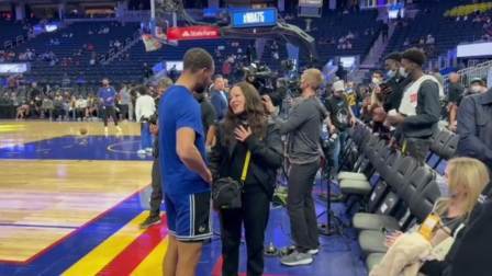 NBA热辣资讯 库里赛前和李小龙女儿打招呼！球迷：李小龙女儿还真是第一次见！