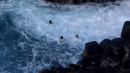 蓝天娱乐快报 2016 7月 平静海水瞬间波涛汹涌 游泳男子毫无防备险丧命 160709