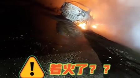 @所有人 男子醉驾冲入草料场车被烧成空架子
