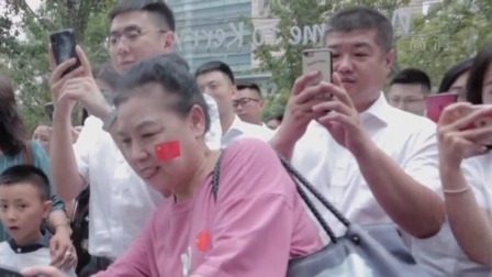 说天下 沈阳市青年大街上演“千人快闪”